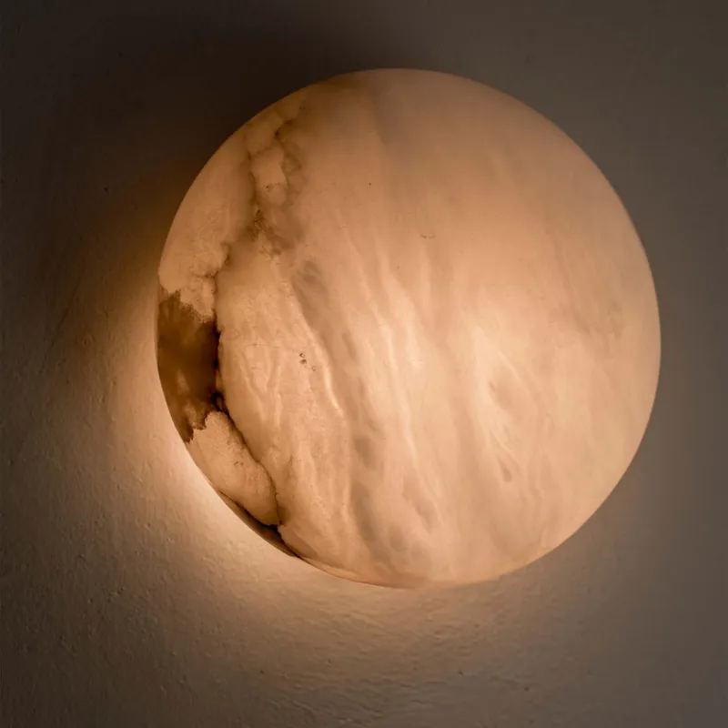 Sprawdź teraz Embassy Interiors Lampa ścienna / kinkiet Alkione śr. 15 cm alabaster ze wzorem