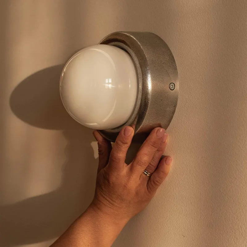 Kup teraz Embassy Interiors Lampa ścienna / kinkiet Solo śr. 14 cm aluminium
