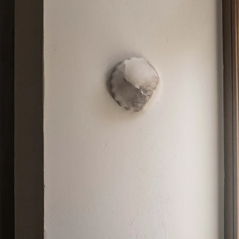 Hit sprzedaży Embassy Interiors Lampa ścienna / kinkiet Elektra śr. 15 cm biały alabaster