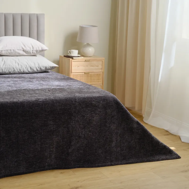 Bezpieczne zakupy Jednokolorowa narzuta na łóżko z przeszywanym wzorem Terta 200x220 cm -