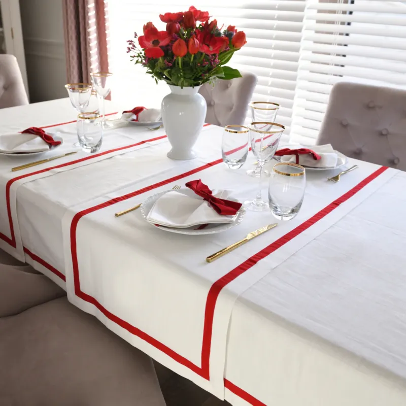 Darmowy zwrot Bieżnik z dekoracyjnym paskiem Red Stripes - 50x150 cm