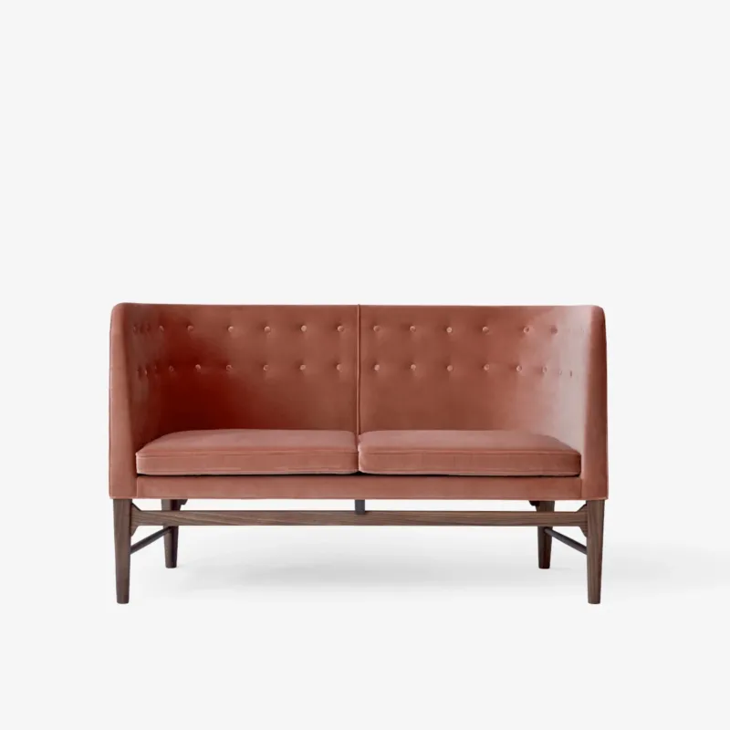 Wysoka wypoczynkowa sofa Mayor AJ6 &Tradition Promocja