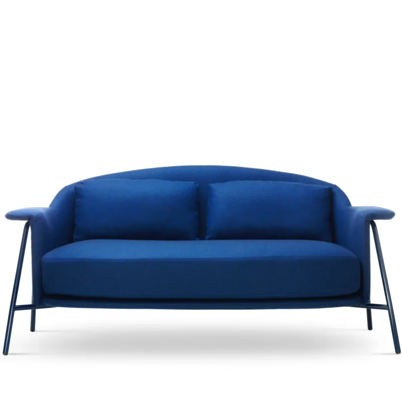 Niska cena Sofa Kepi to połączenie nordyckiego surowego designu z zaokrąglonymi kształtami tworząc komfortową w użytkowaniu całość.