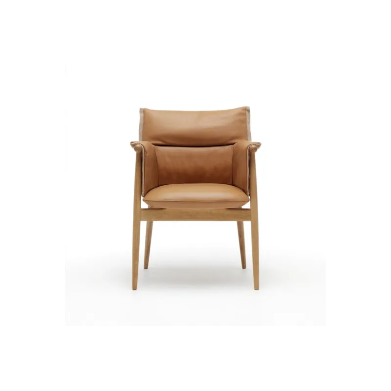 Kup online Tapicerowane krzesło Embrace E005 Carl Hansen & Søn