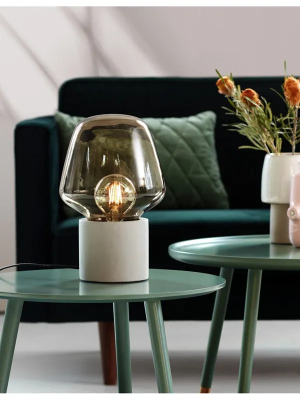 Niska cena Lampa stołowa Christina szara betonowa podstawa i szklany dymiony klosz - skandynawski loft