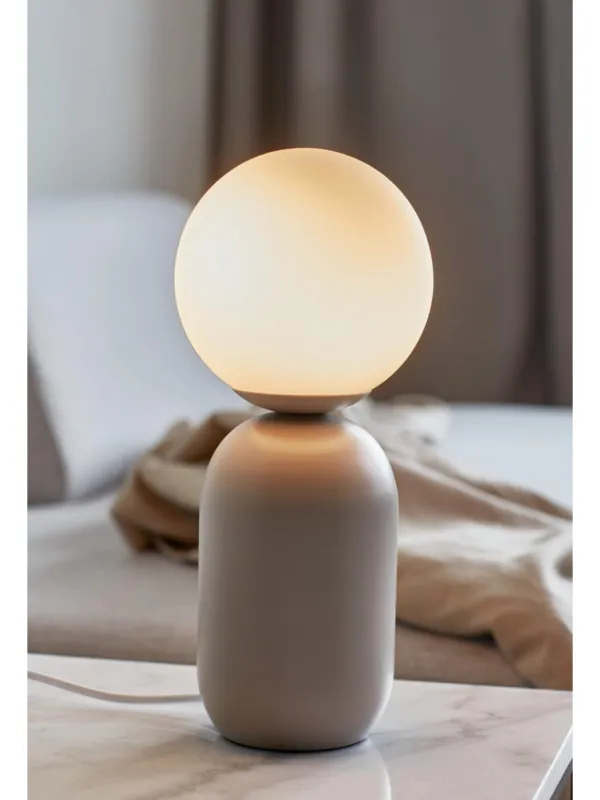 Wyprzedaż Skandynawska lampa na komodę Notti biała kula na szarej metalowej podstawie - Nordlux