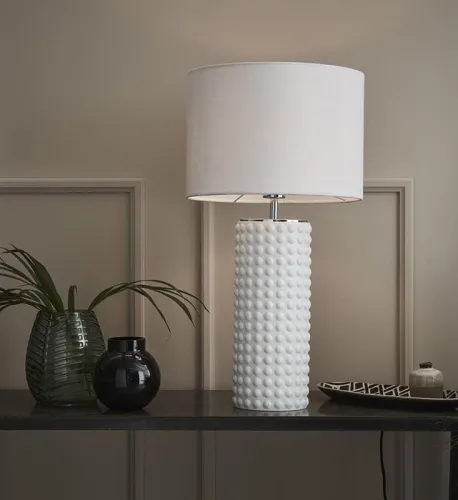 Lampa nocna stołowa w stylu nowojorskim biała podstawa z ozdobnymi wypustkami i abażur z tkaniny typu walec MarkSlojd 107484 Proud 65cm Hit cenowy