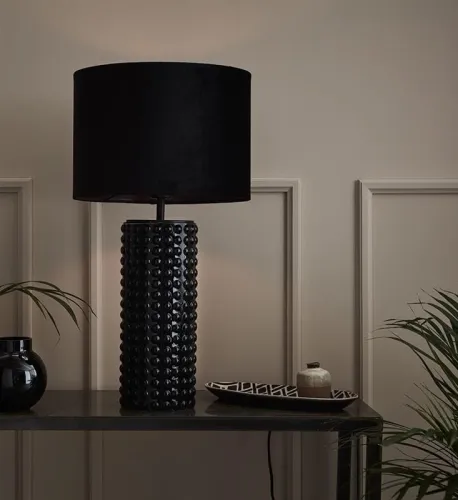 Lampa nocna stołowa czarna w stylu nowojorskim ozdobna podstawa z wypustkami i abażur w kształcie walca MarkSlojd 107483 Proud 65cm Wysoka jakość