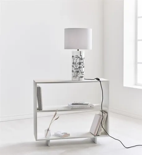 Wysoka jakość Lampa nocna z białą ceramiczną podstawą z modnym printem i tkaninowym abażurem MarkSlojd 108246 Family 61,5cm