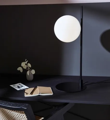 Lampa nocna w stylu loftowym z mlecznym szklanym kloszem i stabilną płaską podstawą MarkSlojd 108271 Dione 62,5cm Taniej