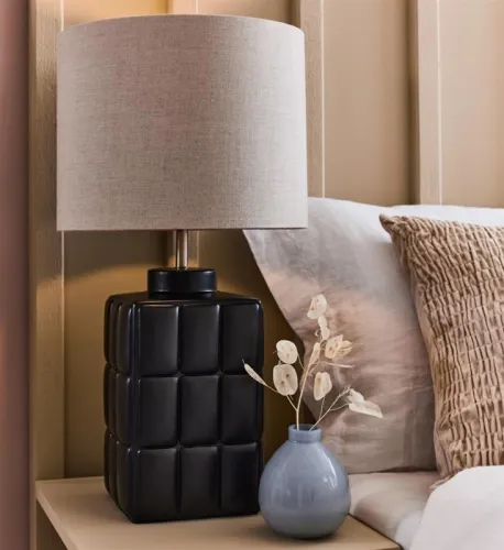 Lampa nocna z pikowaną czarną podstawą i cylindrycznym beżowym abażurem z tkaniny MarkSlojd 108248 Cuscini 42cm Ostatnia szansa