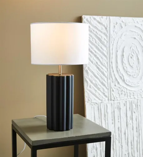 Lampa nocna stołowa z czarną ceramiczną podstawą i białym abażurem z tkaniny MarkSlojd 108221 Column 44cm Nowy