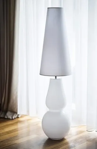 Najlepsza cena Lampa podłogowa biała szklana podstawa i długi biały abażur 4Concepts L201081803 Milano E27 137cm x 30cm